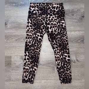 Talia cheetah print size small, capri length leggings. Great condition.